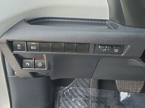 Used 2025 Toyota Sienna XLE image 35