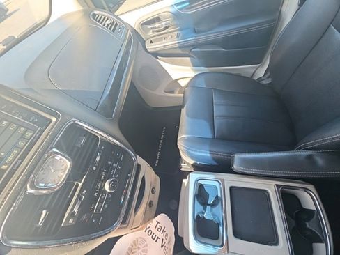 Used 2016 Chrysler Town & Country Touring w/ Driver Convenience Group FWD image 19
