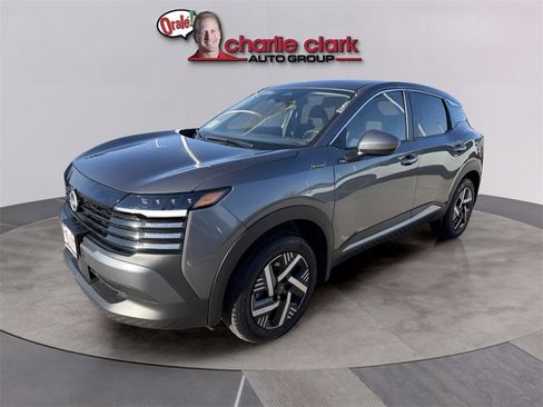 Used 2025 Nissan Kicks SV image 2