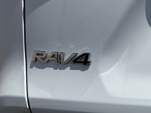 Used 2021 Toyota RAV4 XLE w/ Convenience Package FWD image 28