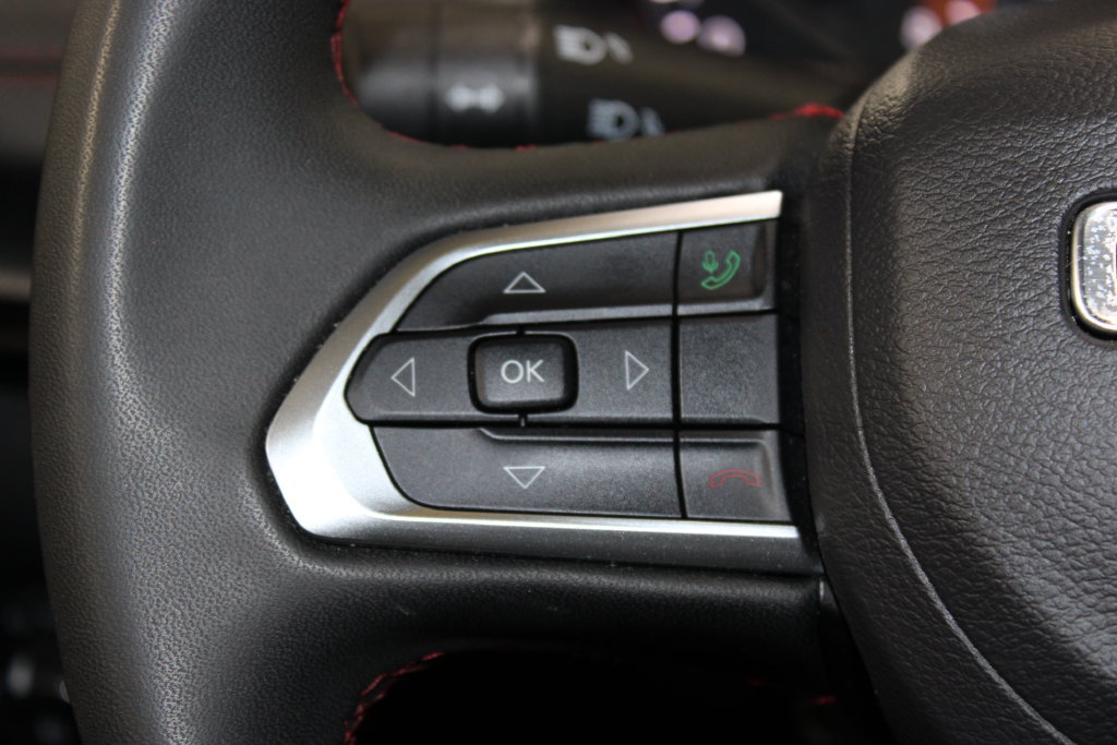 Used 2025 Jeep Compass Trailhawk AWD/4WD image 32