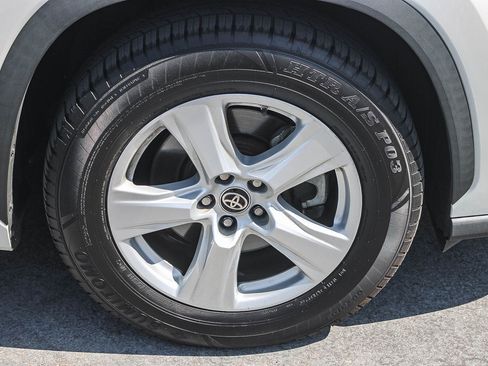 Used 2021 Toyota Highlander L FWD image 11