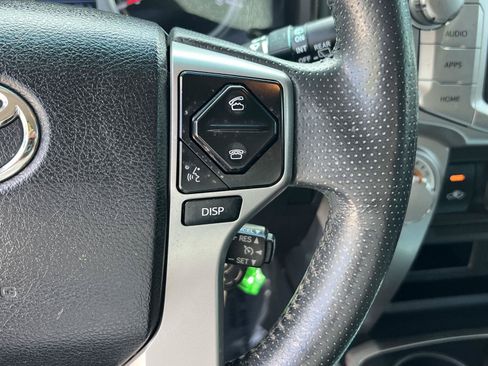 Used 2018 Toyota 4Runner SR5 AWD/4WD image 33