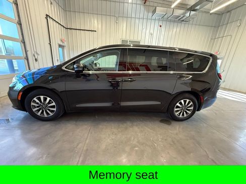 Used 2023 Chrysler Pacifica Touring-L image 7