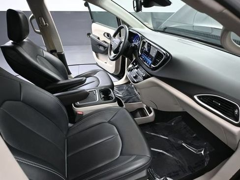 Used 2024 Chrysler Pacifica Touring-L FWD image 47