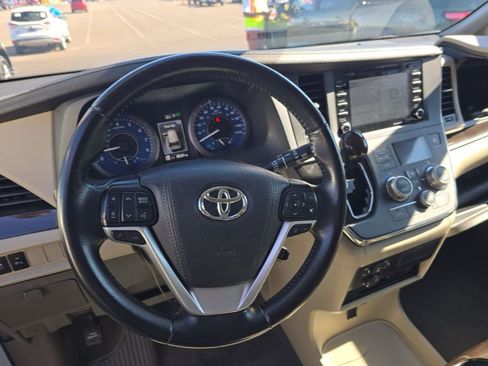 Used 2019 Toyota Sienna XLE Premium image 3