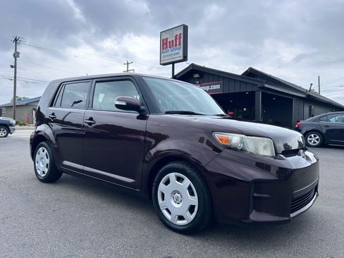 Used 2012 Scion xB FWD image 1