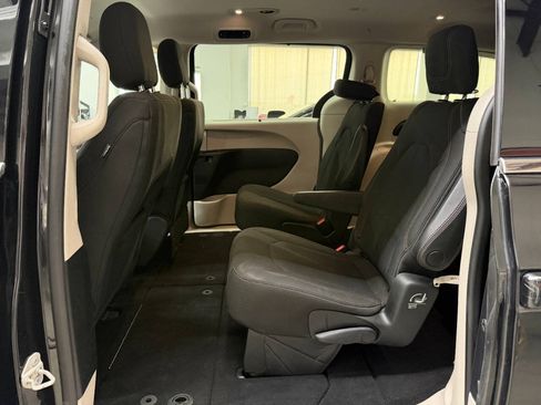 Used 2020 Chrysler Pacifica Touring w/ Advanced Safetytec Group FWD image 12