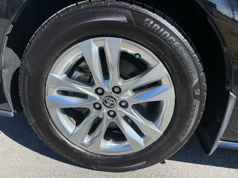 Used 2021 Toyota Sienna Limited image 11