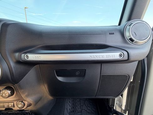 Used 2017 Jeep Wrangler Unlimited Rubicon w/ Dual Top Group image 18