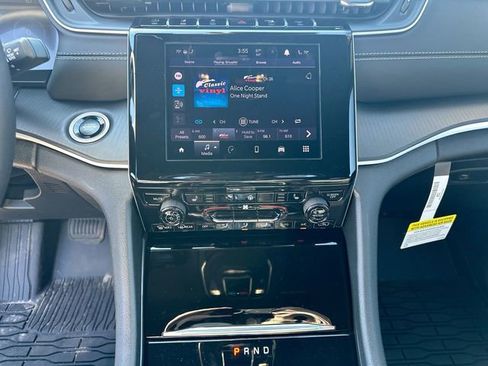 New 2025 Jeep Grand Cherokee Altitude image 19