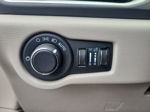 Used 2023 Chrysler Voyager LX FWD image 21
