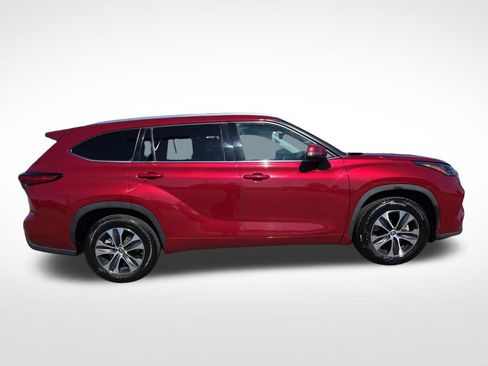 Used 2020 Toyota Highlander XLE FWD image 2