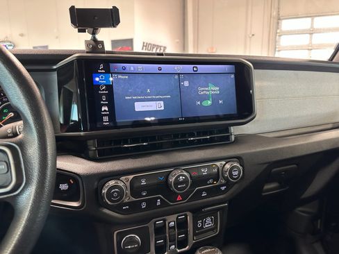 Used 2025 Jeep Gladiator Sport AWD/4WD image 23