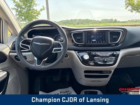 Used 2018 Chrysler Pacifica LX FWD image 2