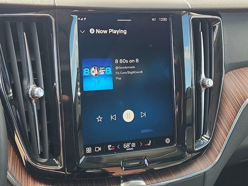 Used 2022 Volvo XC60 B5 Momentum image 18