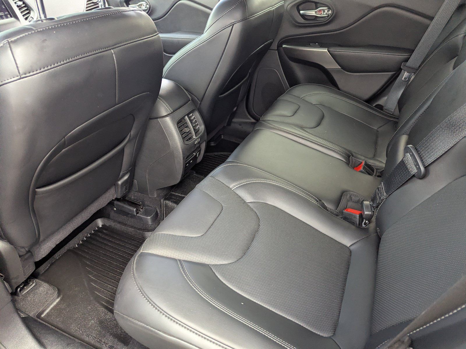 Used 2020 Jeep Cherokee Latitude Lux w/ Comfort/Convenience Group FWD image 17
