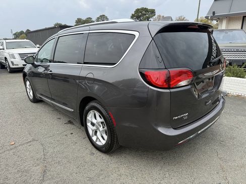 Used 2020 Chrysler Pacifica Touring-L image 9