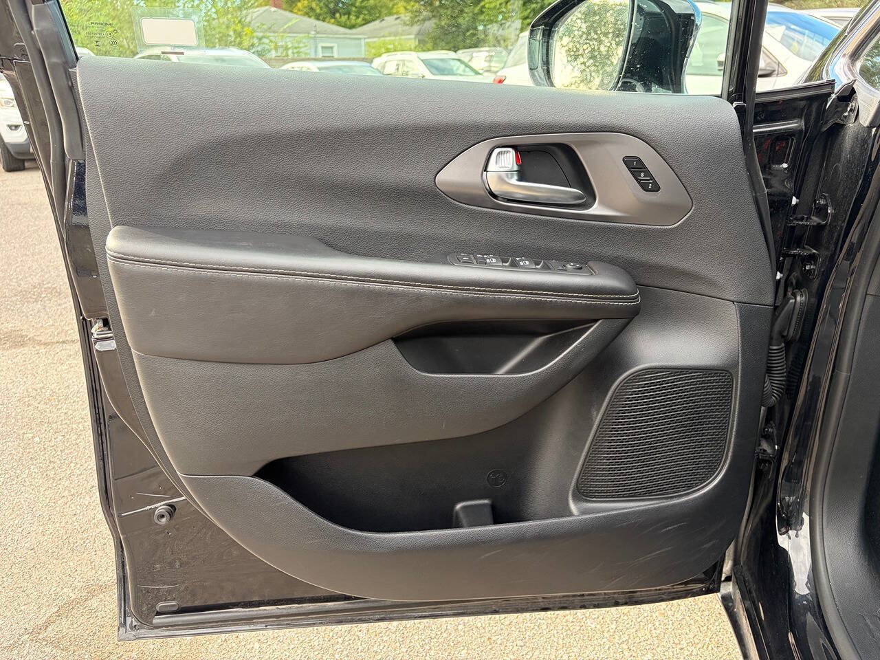Used 2026 Chrysler Pacifica Select FWD image 10