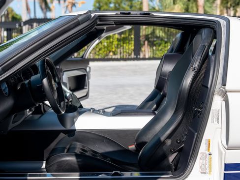 Used 2005 Ford GT RWD image 17