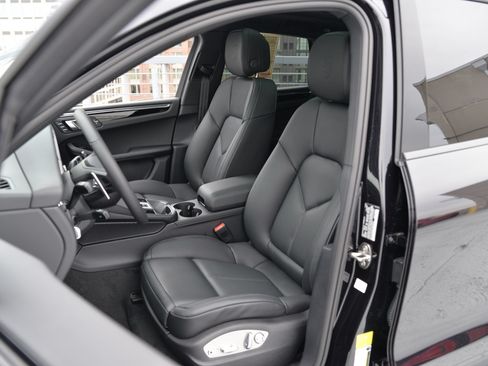 Certified 2026 Porsche Macan AWD/4WD image 5