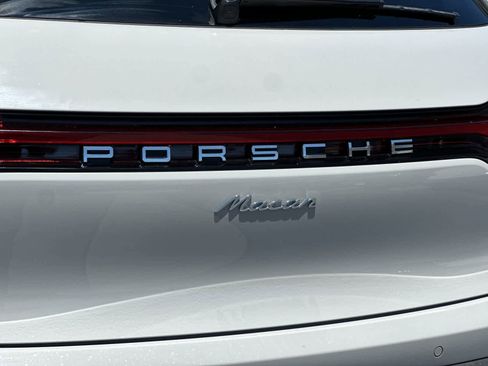 Certified 2025 Porsche Macan AWD/4WD image 31