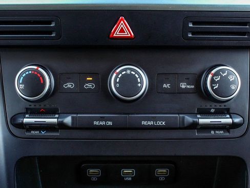 Used 2023 Kia Carnival LX image 21