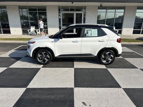 Used 2024 Hyundai Venue Limited image 1