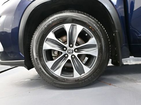 Used 2022 Toyota Highlander XLE AWD/4WD image 16