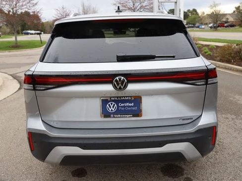 Used 2025 Volkswagen Tiguan SE w/ Panoramic Sunroof Package AWD/4WD image 4