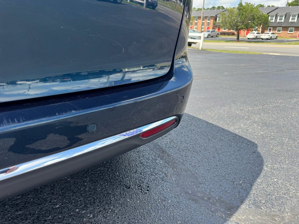 Used 2023 Chrysler Pacifica Touring-L FWD image 9