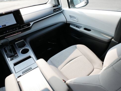 Certified 2026 Toyota Sienna LE FWD image 11