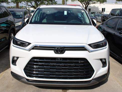 Used 2025 Toyota Grand Highlander FWD image 4