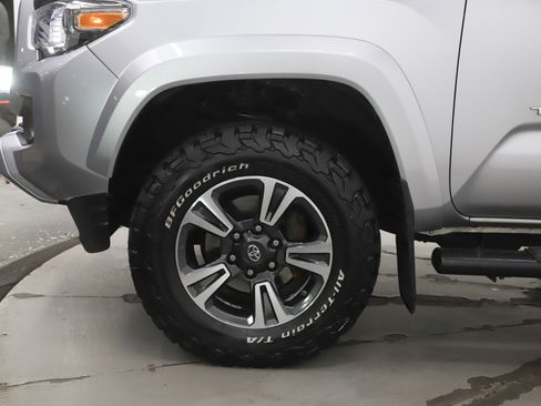 Used 2018 Toyota Tacoma TRD Sport image 29