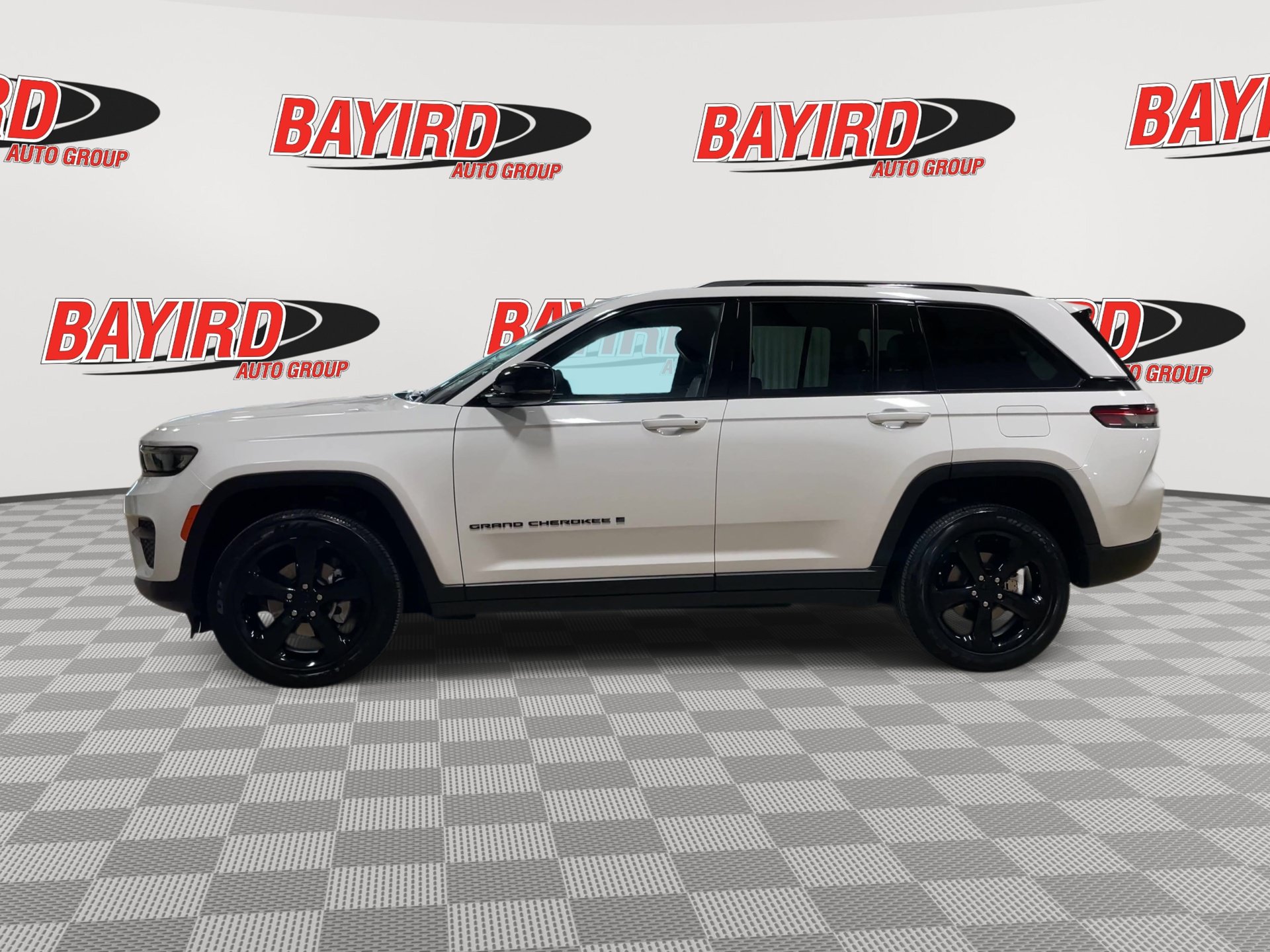 Used 2023 Jeep Grand Cherokee Altitude RWD image 5