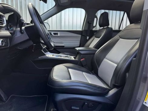 Used 2022 Ford Explorer XLT w/ Equipment Group 202A AWD/4WD image 16
