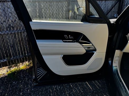 New 2025 Land Rover Range Rover SE image 8