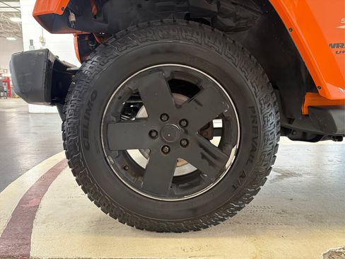 Used 2012 Jeep Wrangler Unlimited Sahara AWD/4WD image 13