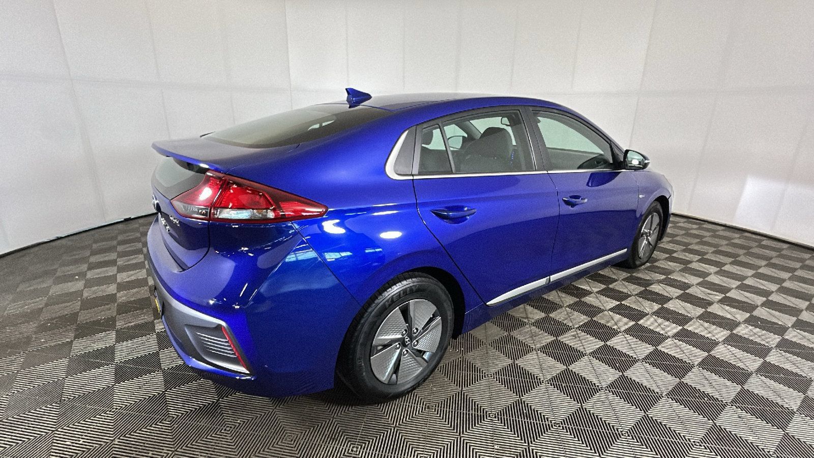 Used 2020 Hyundai Ioniq SE FWD image 3