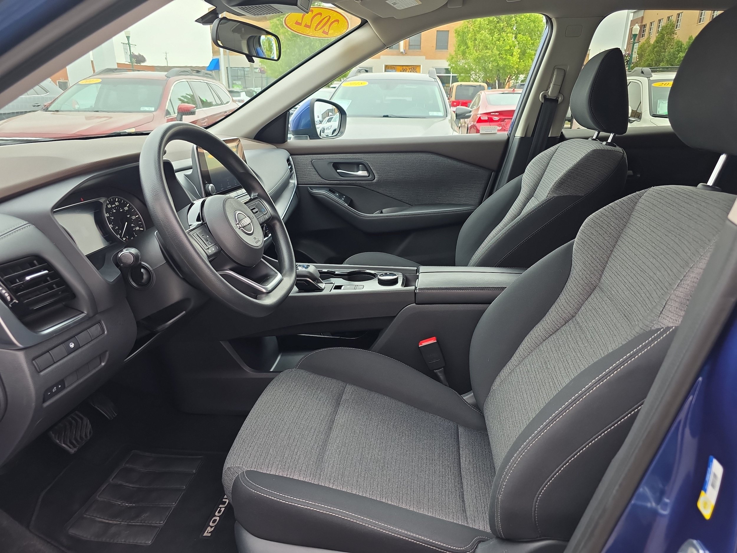 Used 2022 Nissan Rogue SV AWD/4WD image 2