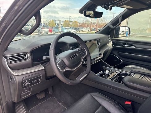 Used 2023 Jeep Wagoneer Series III w/ Preferred Equipment Group image 12