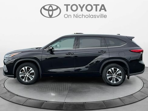 Used 2021 Toyota Highlander XLE AWD/4WD image 2