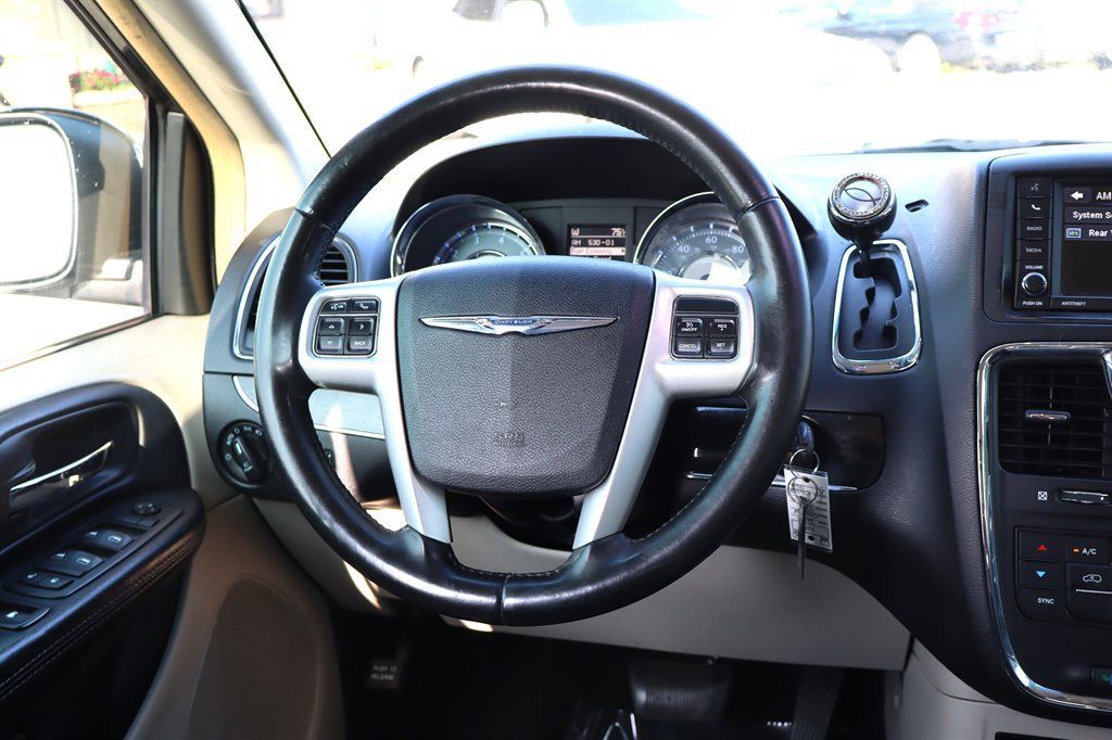 Used 2016 Chrysler Town & Country Touring FWD image 15