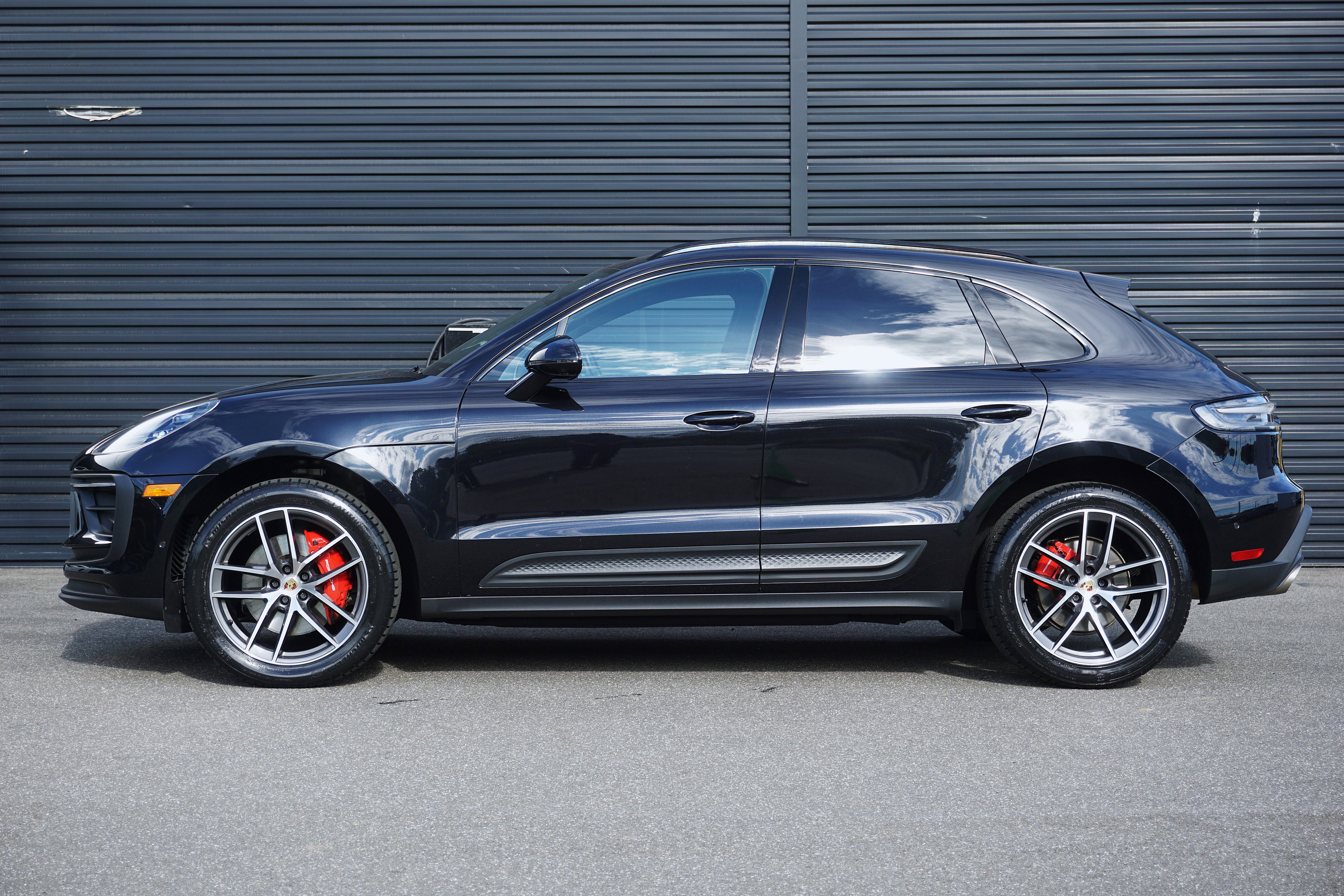 Certified 2023 Porsche Macan S AWD/4WD image 2