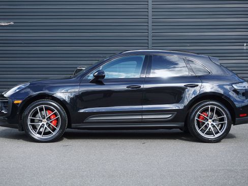 Certified 2023 Porsche Macan S AWD/4WD image 2