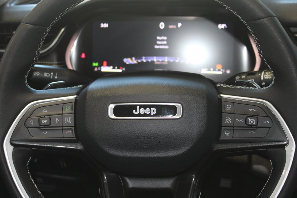 Used 2023 Jeep Grand Cherokee Laredo w/ Luxury Tech Group I AWD/4WD image 13