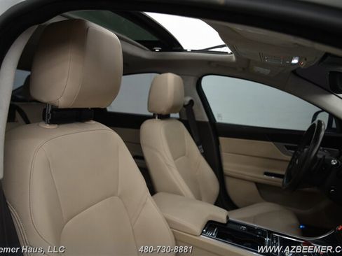 Used 2020 Jaguar XF Premium image 16