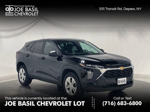 Used 2024 Chevrolet Trax LS w/ Driver Confidence Package FWD image 1