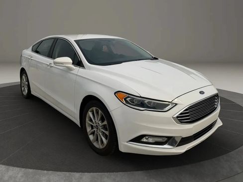 Used 2017 Ford Fusion SE w/ Fusion SE Technology Package FWD image 1