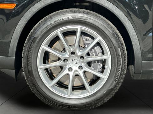 Used 2025 Porsche Cayenne AWD/4WD image 26